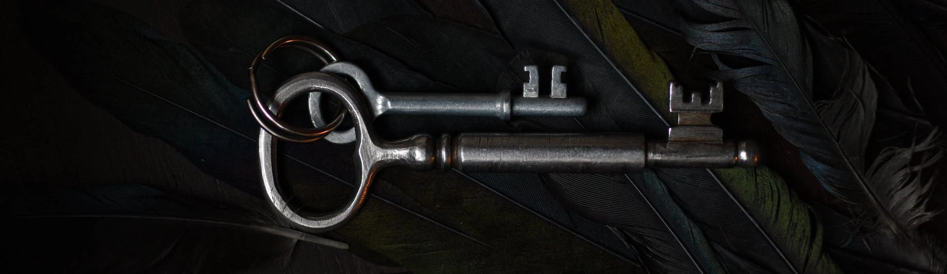 Dorabianie kluczy domowych - dwa klucze na czarnym tle