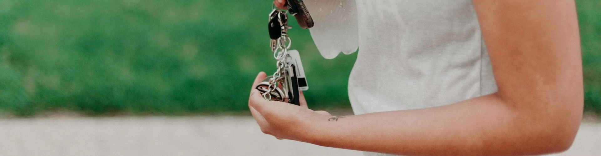 Kobieta trzymająca klucze domowe oraz klucze samochodowe